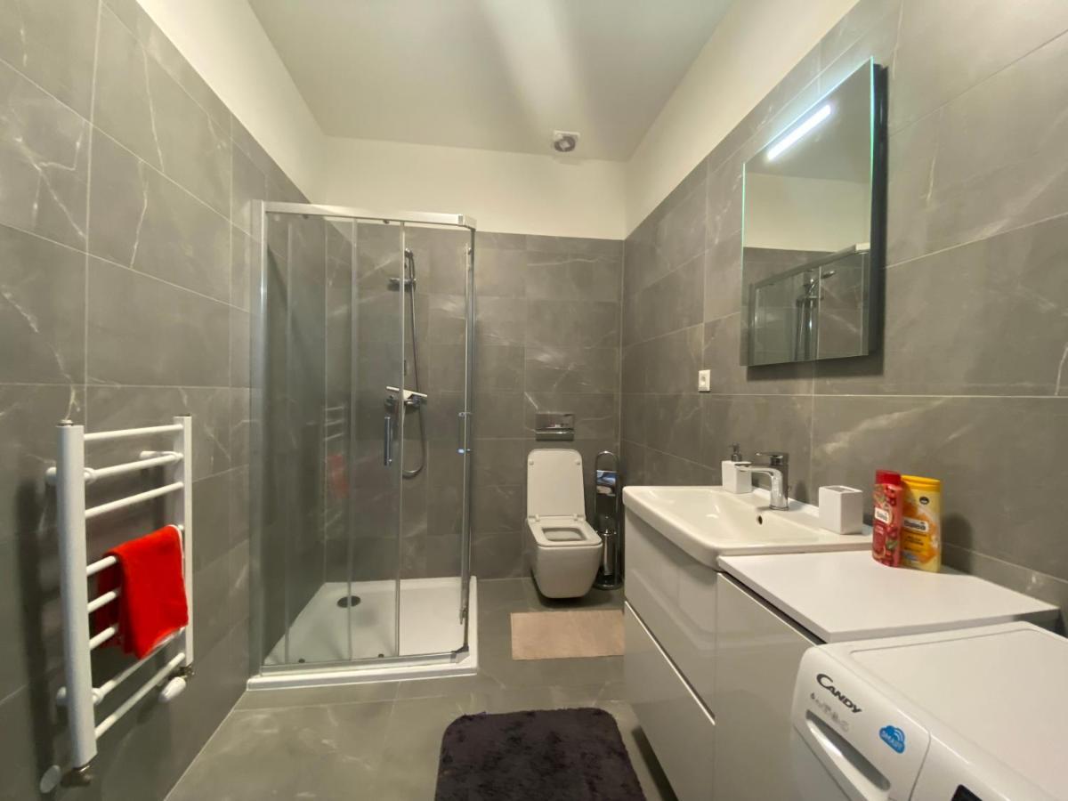 New, Beautiful Apt With Parking In Best Location! Bratislava Bagian luar foto